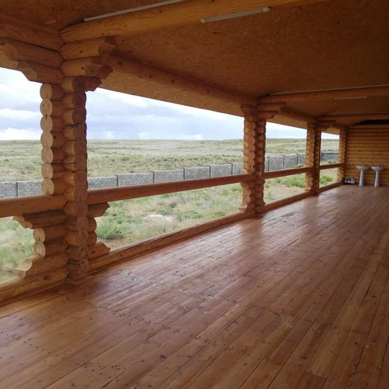Бревенчатая веранда с видом на степь